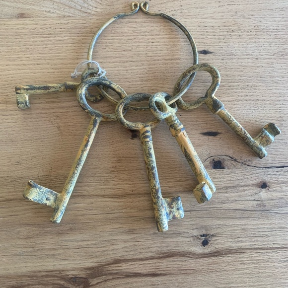 1 Set Vintage Cast Iron Yellow Distressed Key Garden Decoration Heavy Duty Metal - Picture 2 of 4